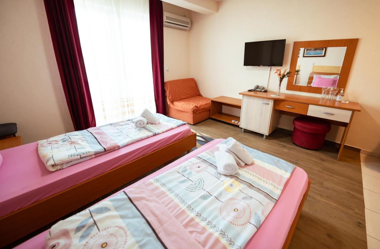 Hotel Holiday-M Ohrid Buitenkant foto