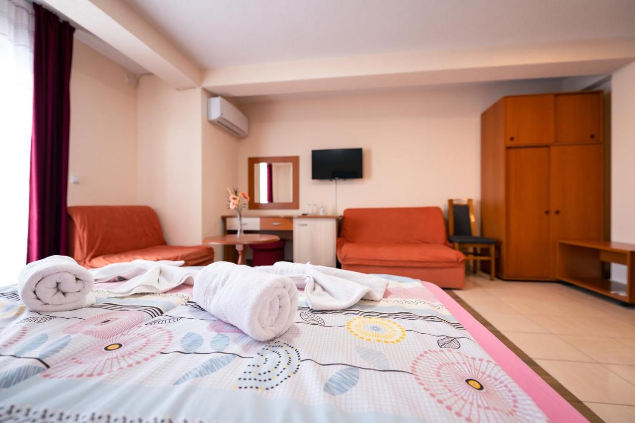 Hotel Holiday-M Ohrid Buitenkant foto