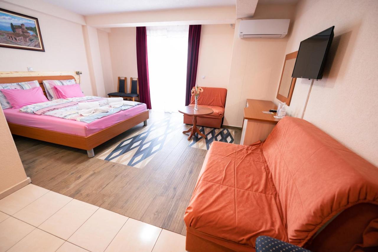 Hotel Holiday-M Ohrid Buitenkant foto