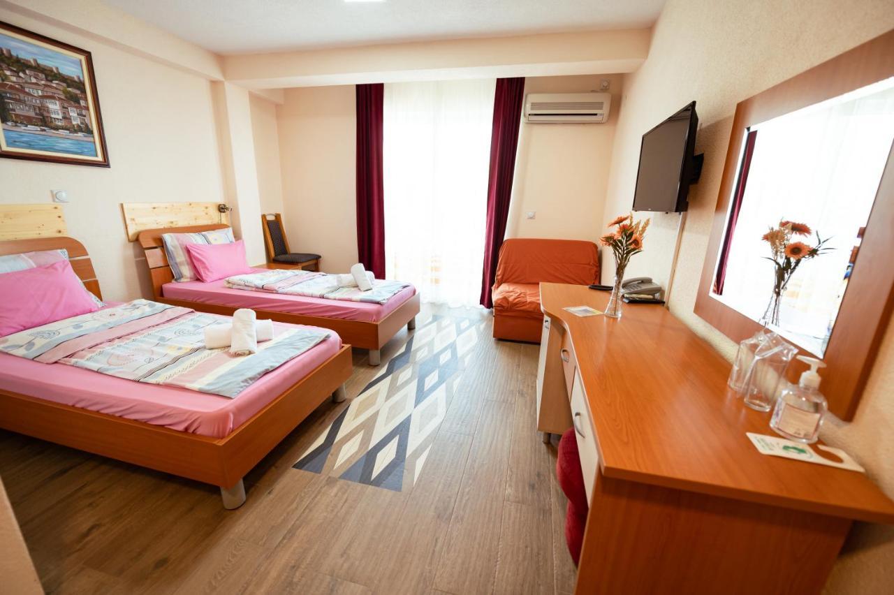 Hotel Holiday-M Ohrid Buitenkant foto