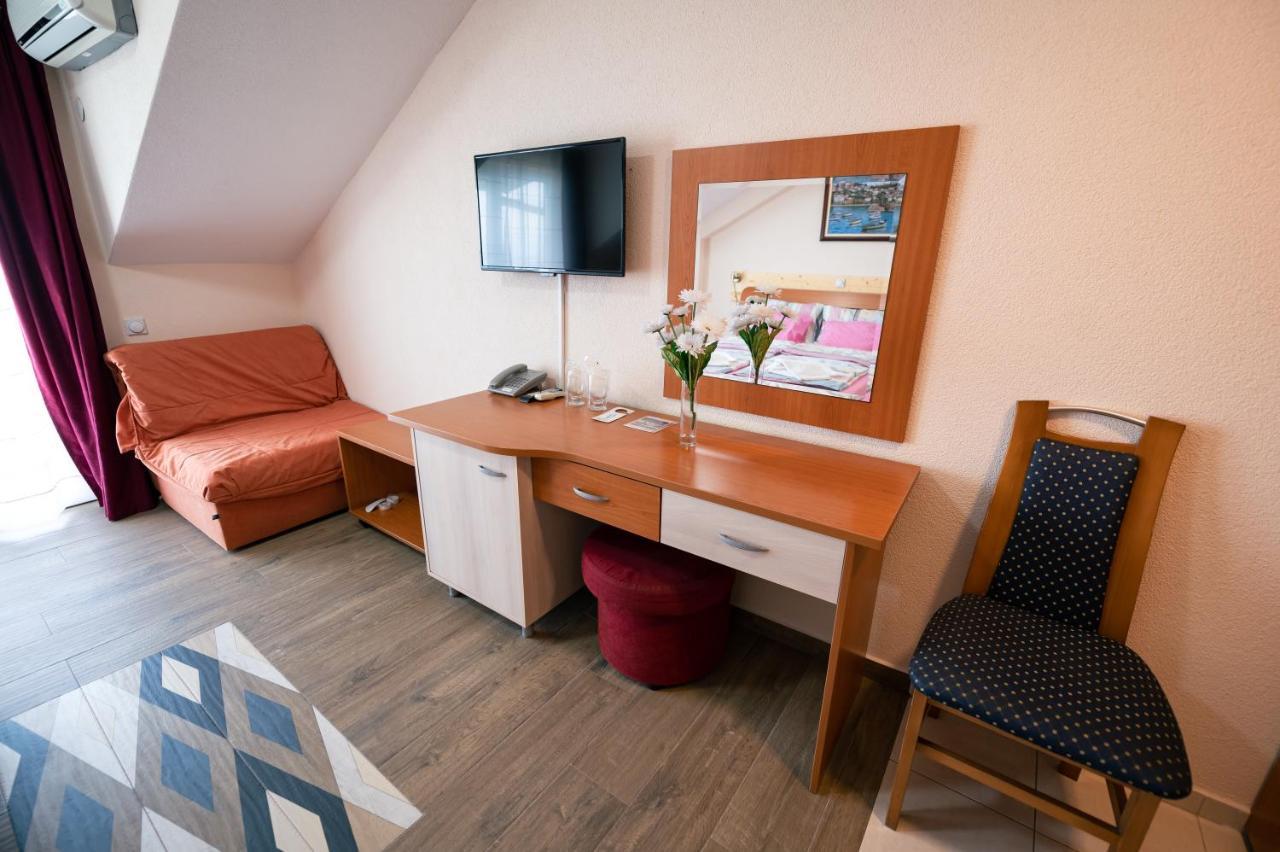 Hotel Holiday-M Ohrid Buitenkant foto
