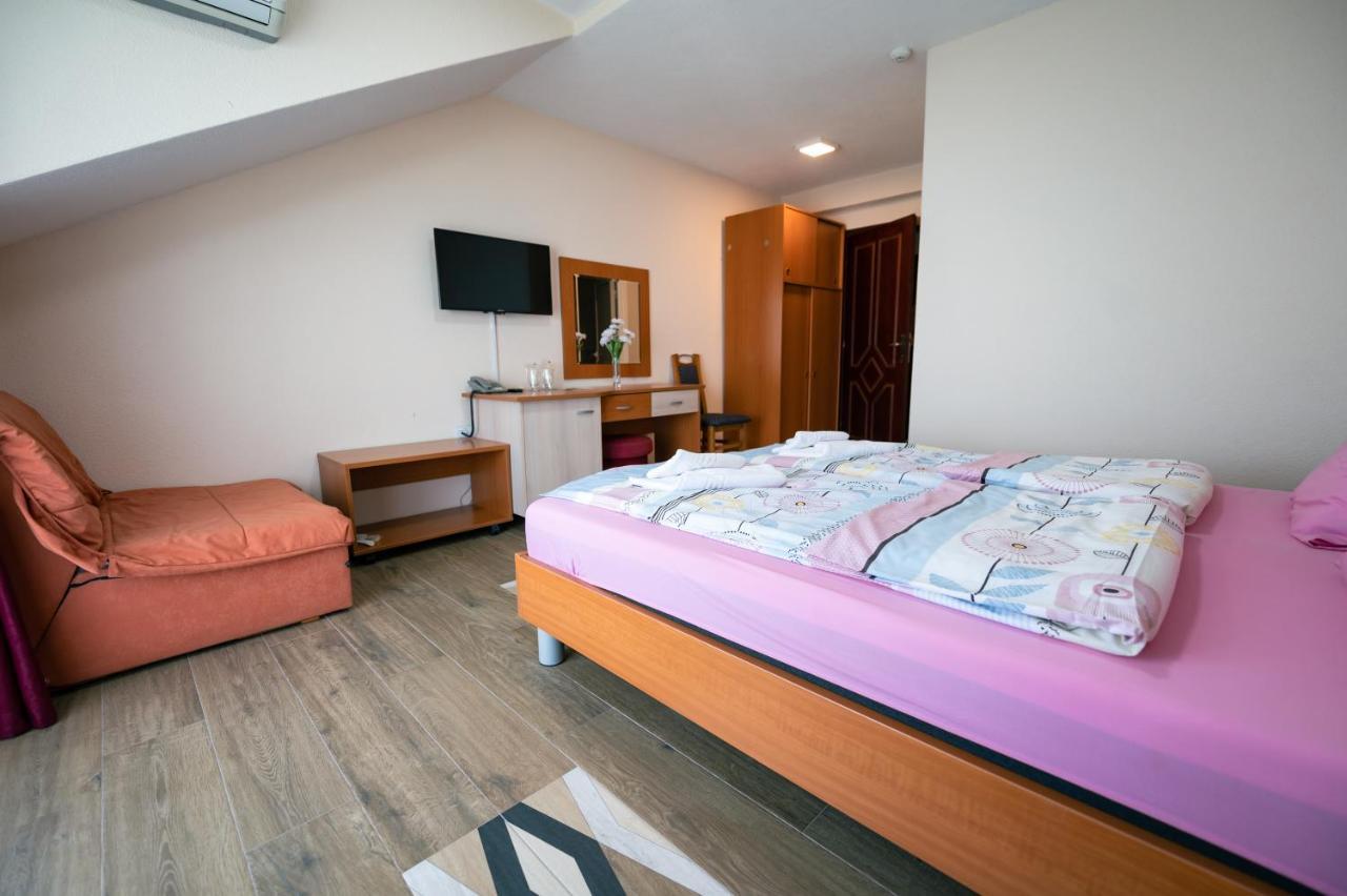 Hotel Holiday-M Ohrid Buitenkant foto