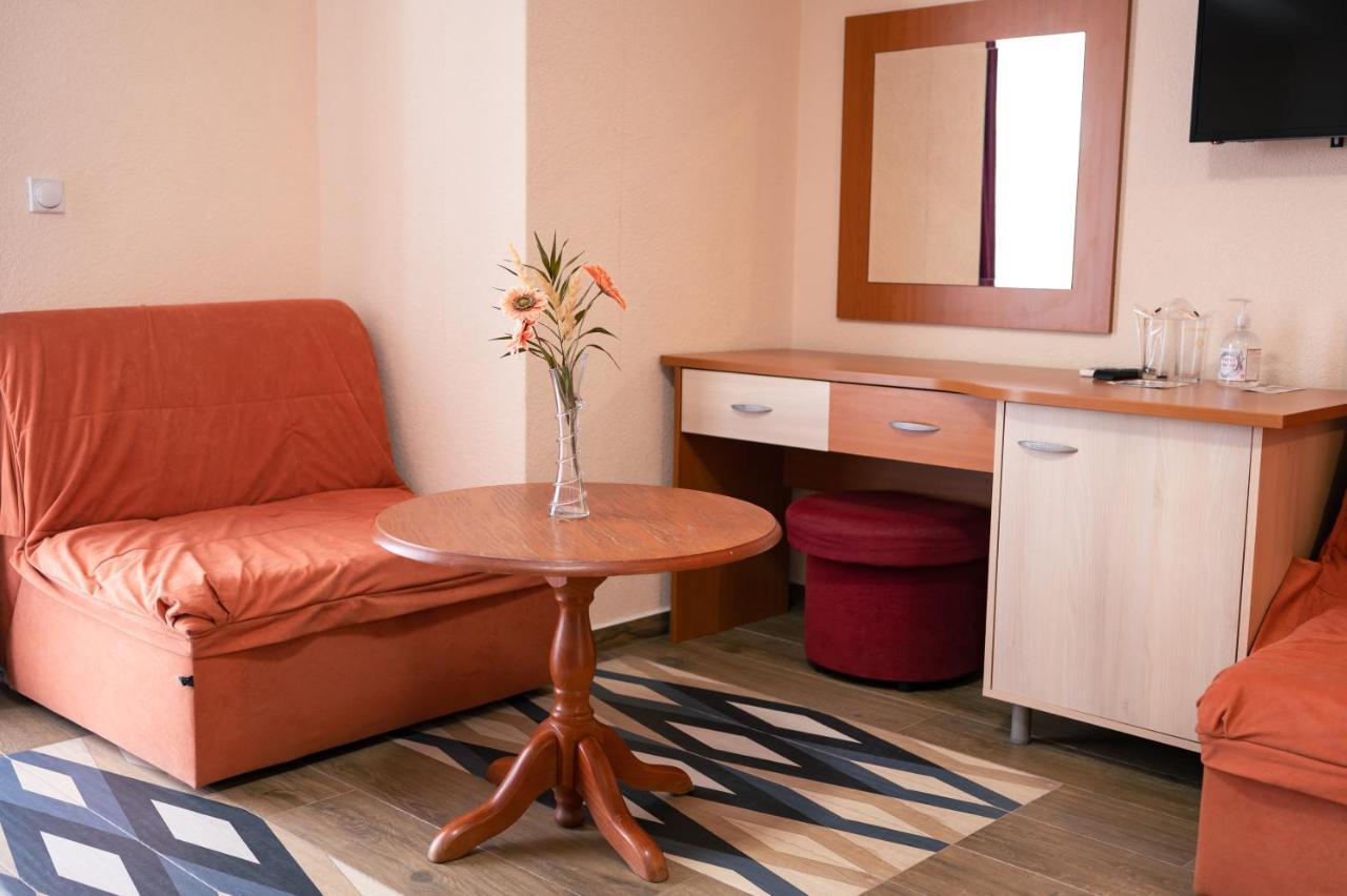 Hotel Holiday-M Ohrid Buitenkant foto