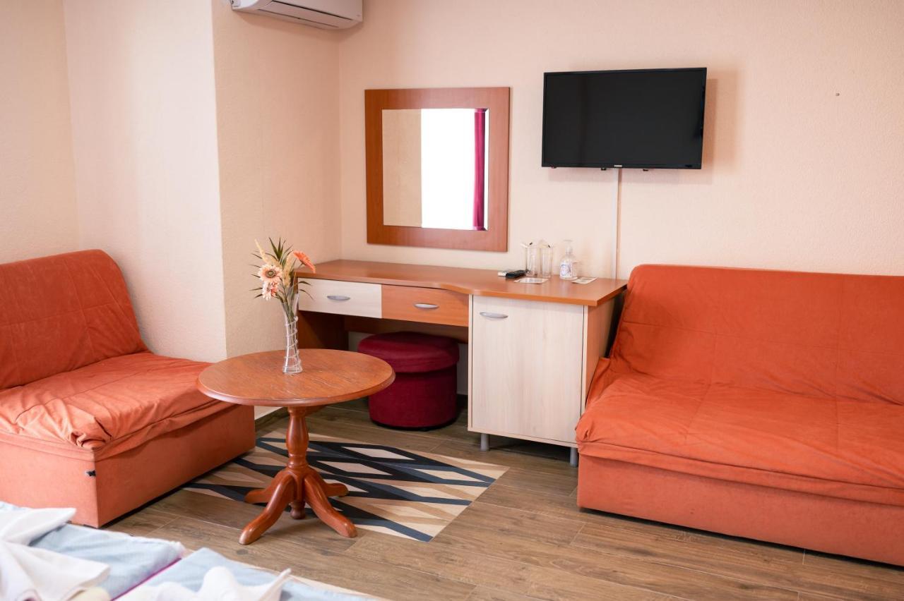 Hotel Holiday-M Ohrid Buitenkant foto