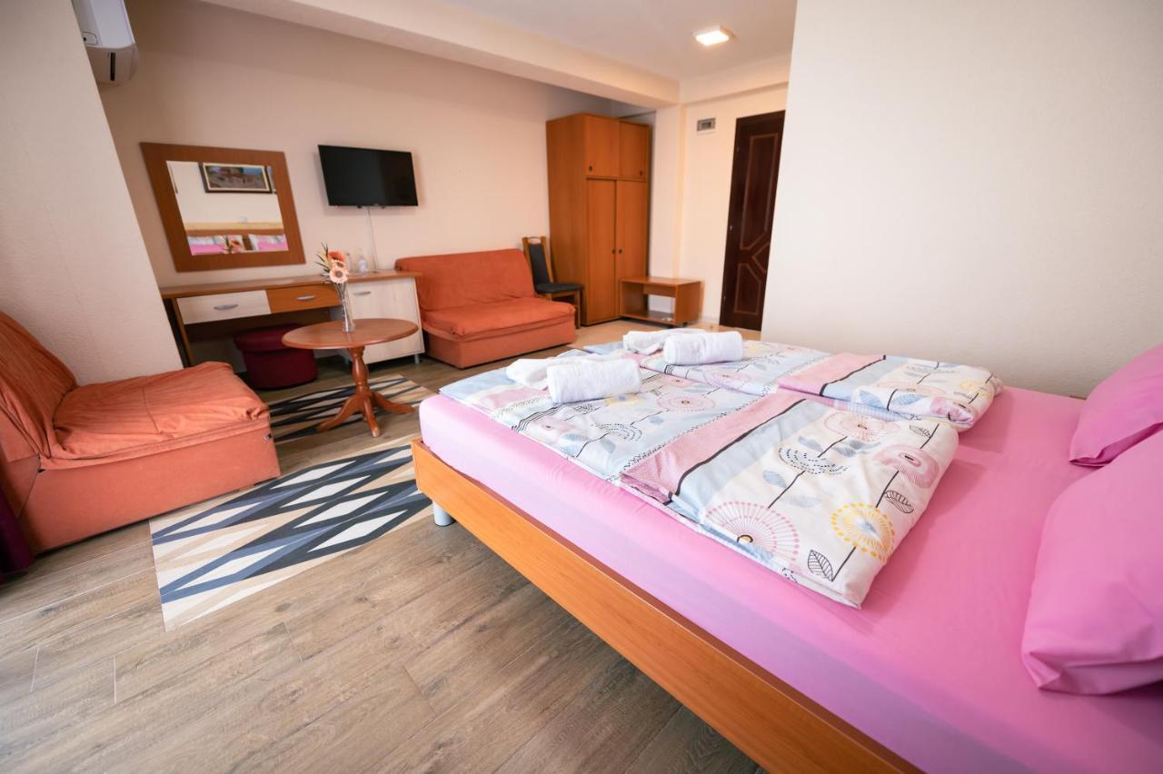 Hotel Holiday-M Ohrid Buitenkant foto