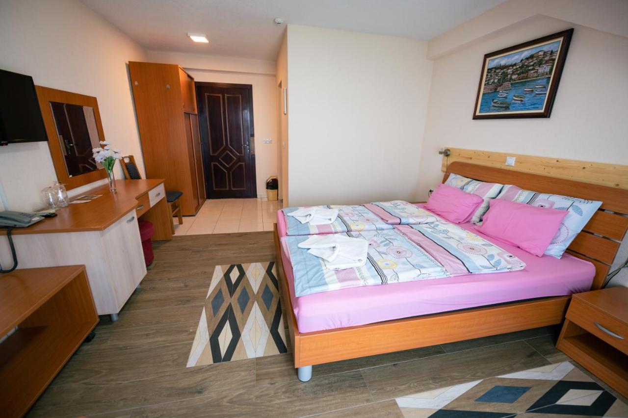 Hotel Holiday-M Ohrid Buitenkant foto