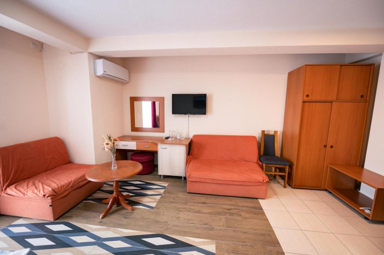 Hotel Holiday-M Ohrid Buitenkant foto