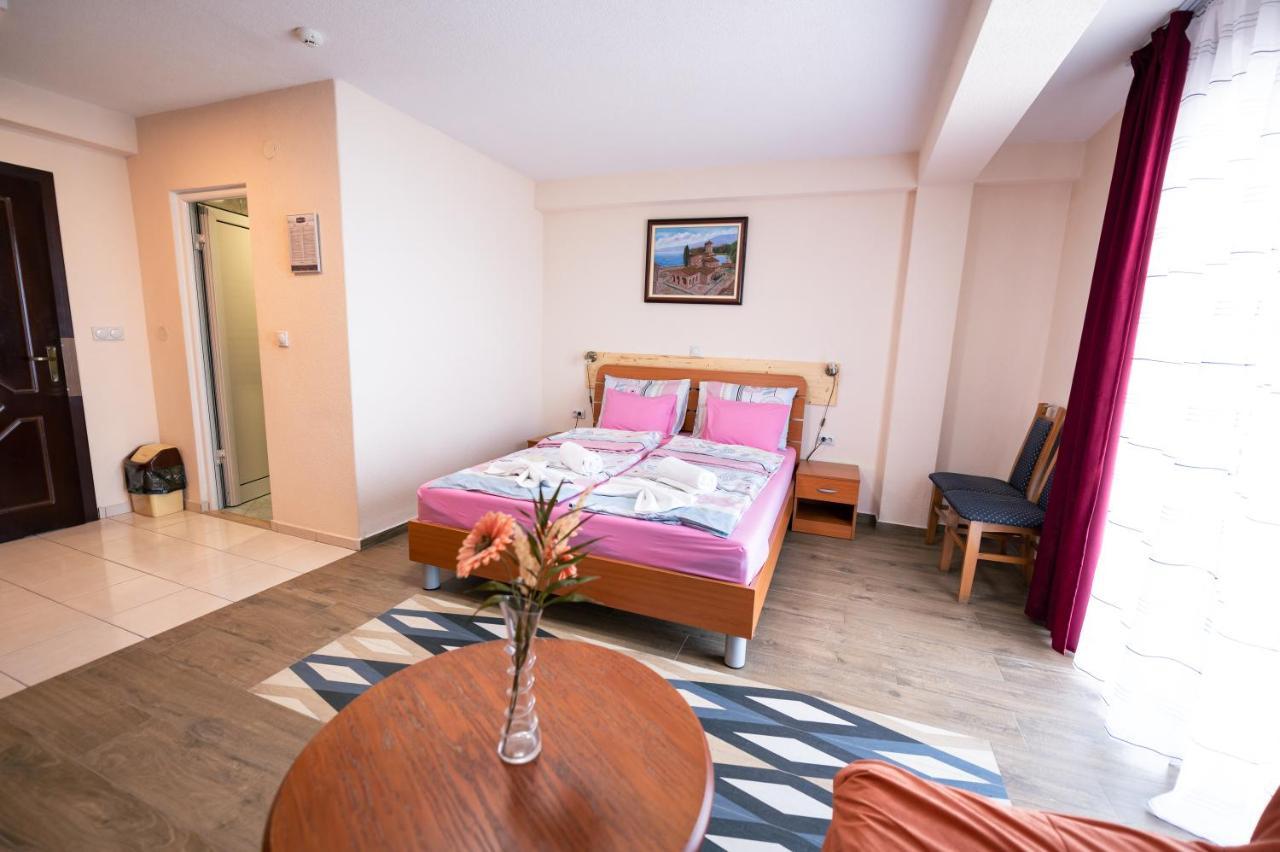 Hotel Holiday-M Ohrid Buitenkant foto
