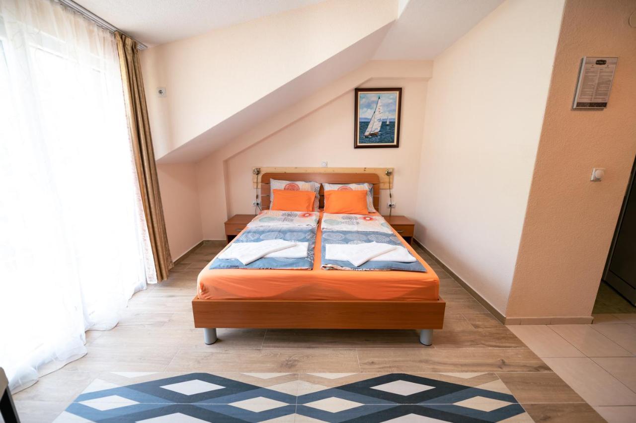Hotel Holiday-M Ohrid Buitenkant foto
