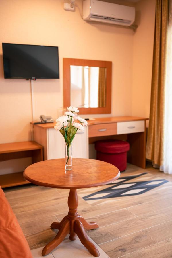 Hotel Holiday-M Ohrid Buitenkant foto