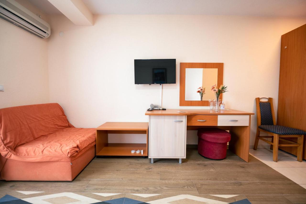 Hotel Holiday-M Ohrid Buitenkant foto