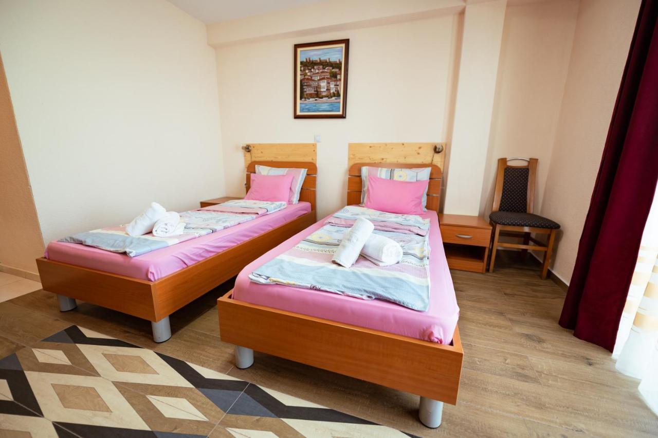 Hotel Holiday-M Ohrid Buitenkant foto